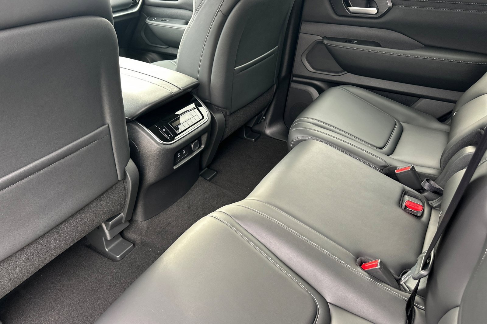 New 2026 Nissan Armada SV image 9