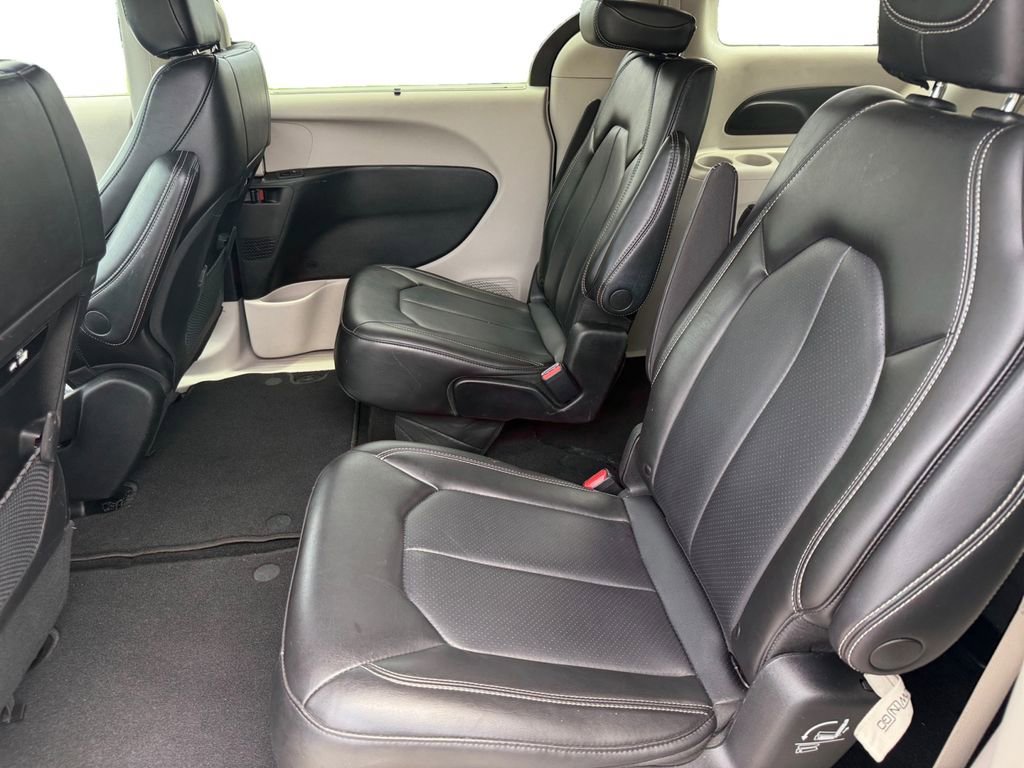 Certified 2023 Chrysler Pacifica Touring-L image 13