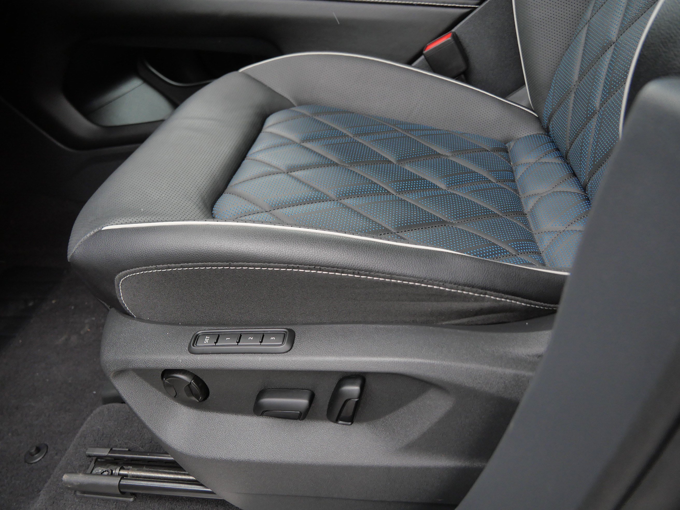 Used 2024 Volkswagen Atlas Cross Sport SEL Premium R-Line image 39