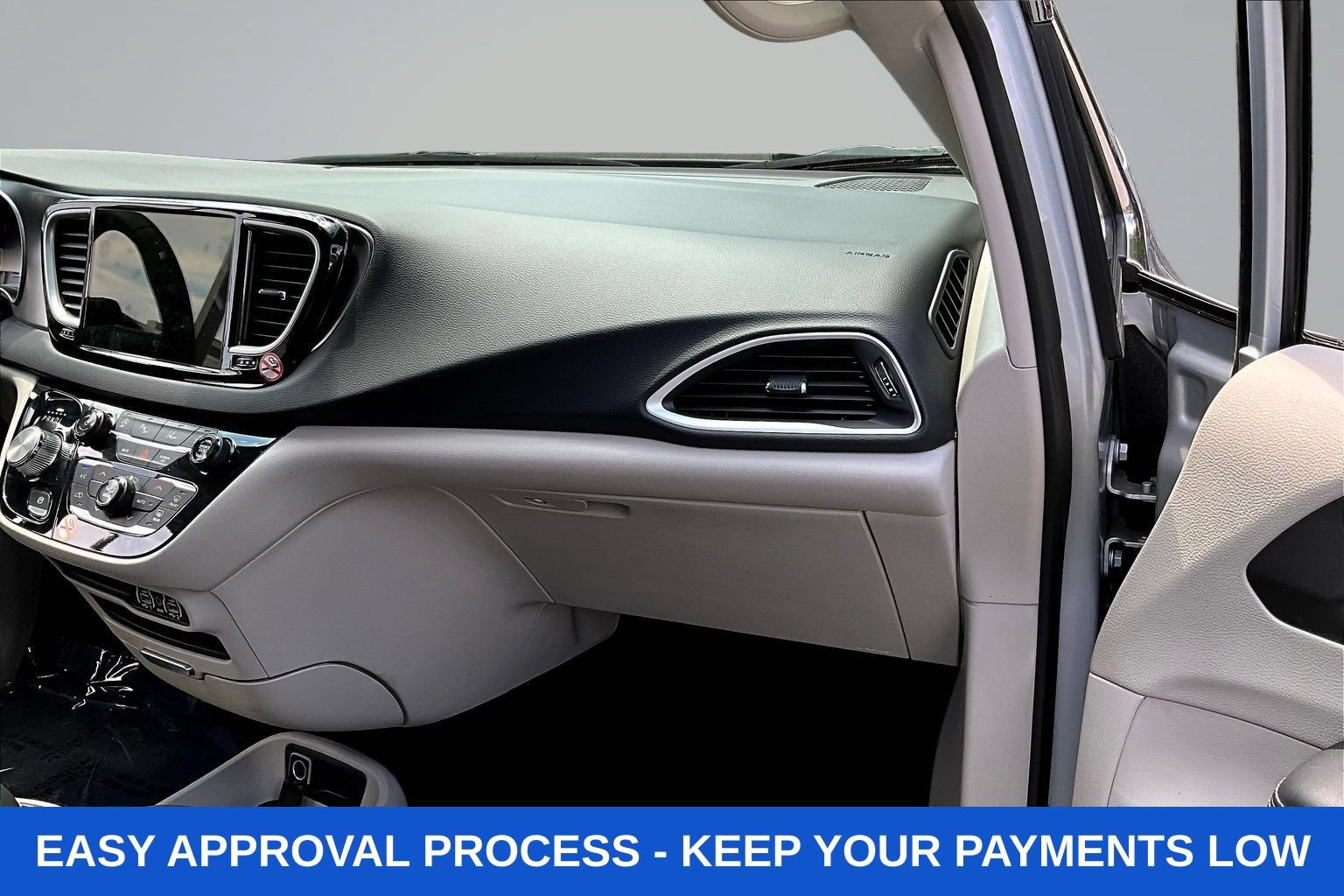 Used 2024 Chrysler Pacifica Touring-L FWD image 27