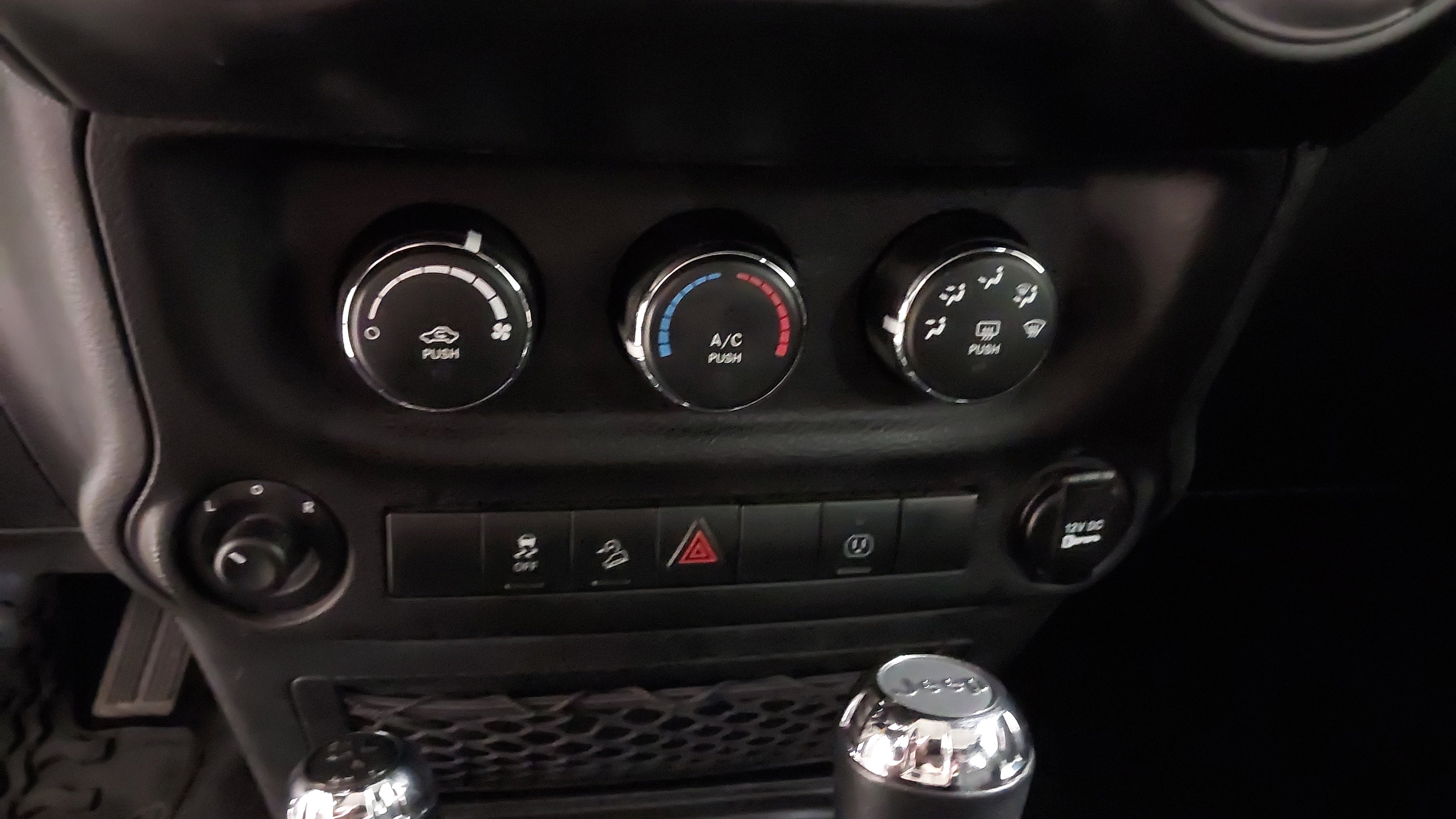 Used 2018 Jeep Wrangler Unlimited Sahara AWD/4WD image 31
