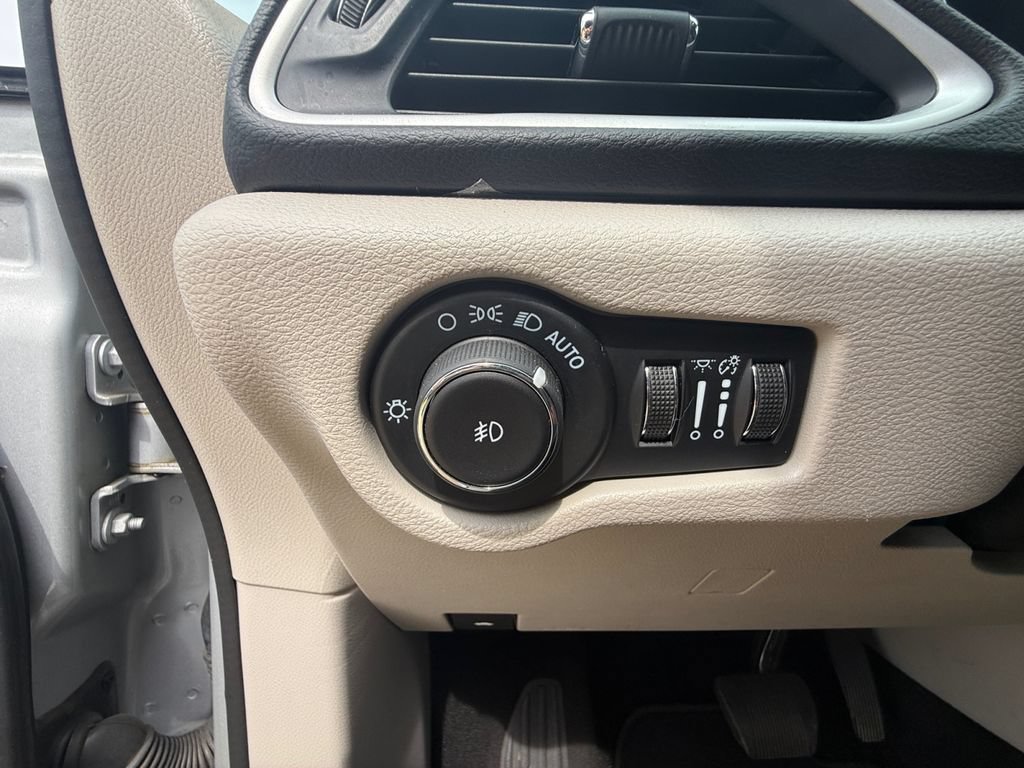 Used 2024 Chrysler Pacifica Touring-L FWD image 18