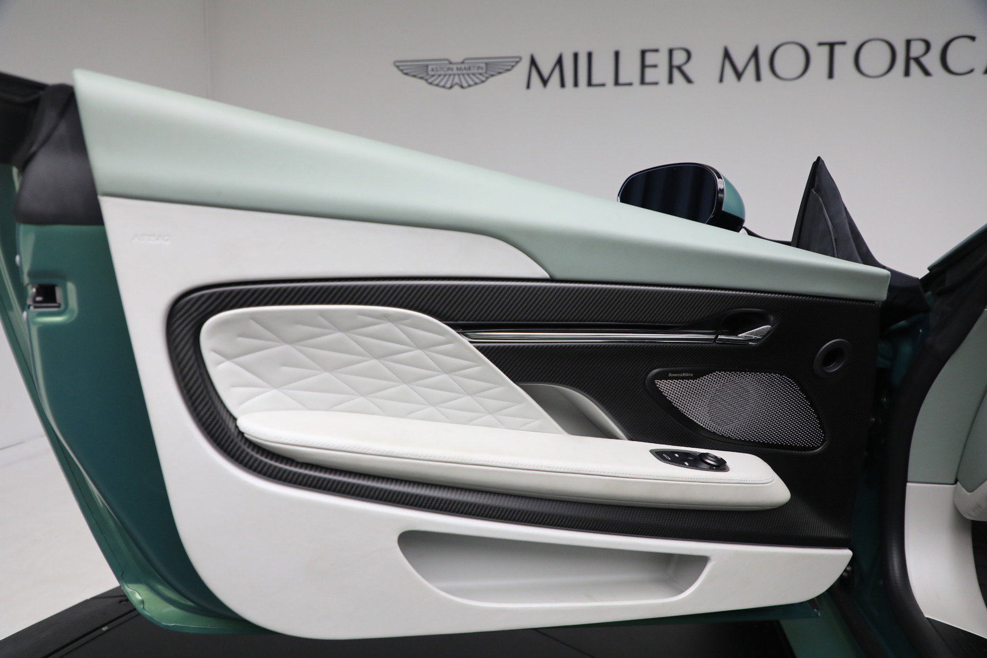 Used 2025 Aston Martin DB12 Convertible RWD image 25