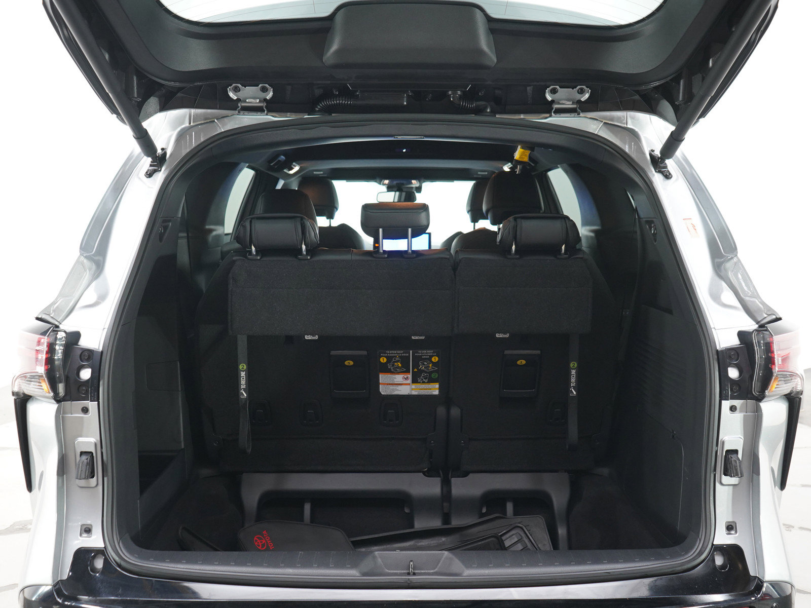 Used 2025 Toyota Sienna Platinum AWD/4WD image 19