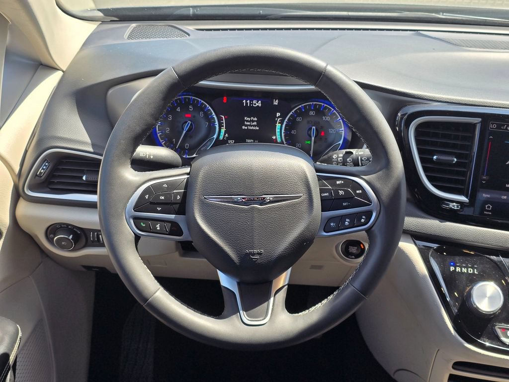 Used 2023 Chrysler Pacifica Touring-L FWD image 17