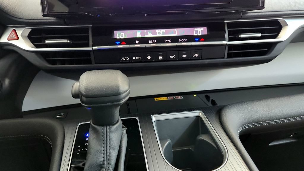 Certified 2025 Toyota Sienna LE AWD/4WD image 32