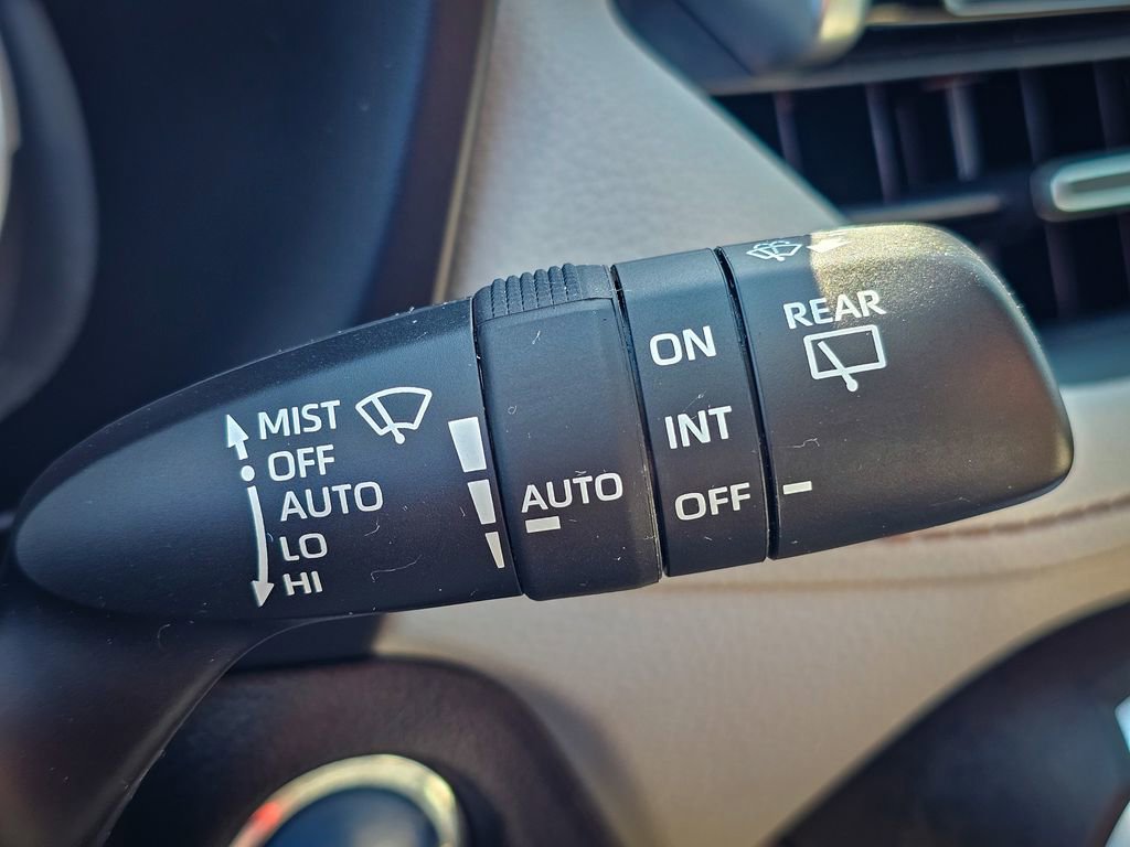 Used 2021 Toyota RAV4 XLE Premium image 19