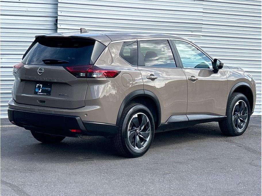 Used 2024 Nissan Rogue SV image 3