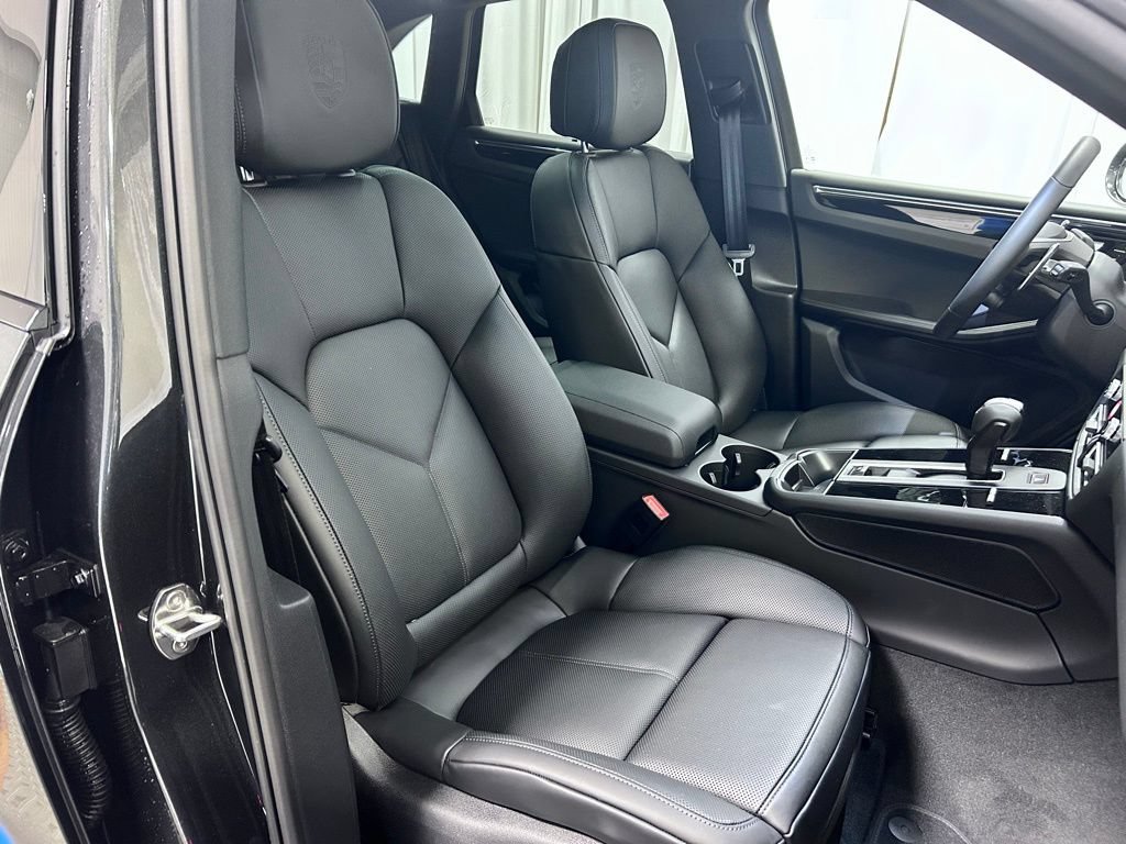 Certified 2026 Porsche Macan AWD/4WD image 28