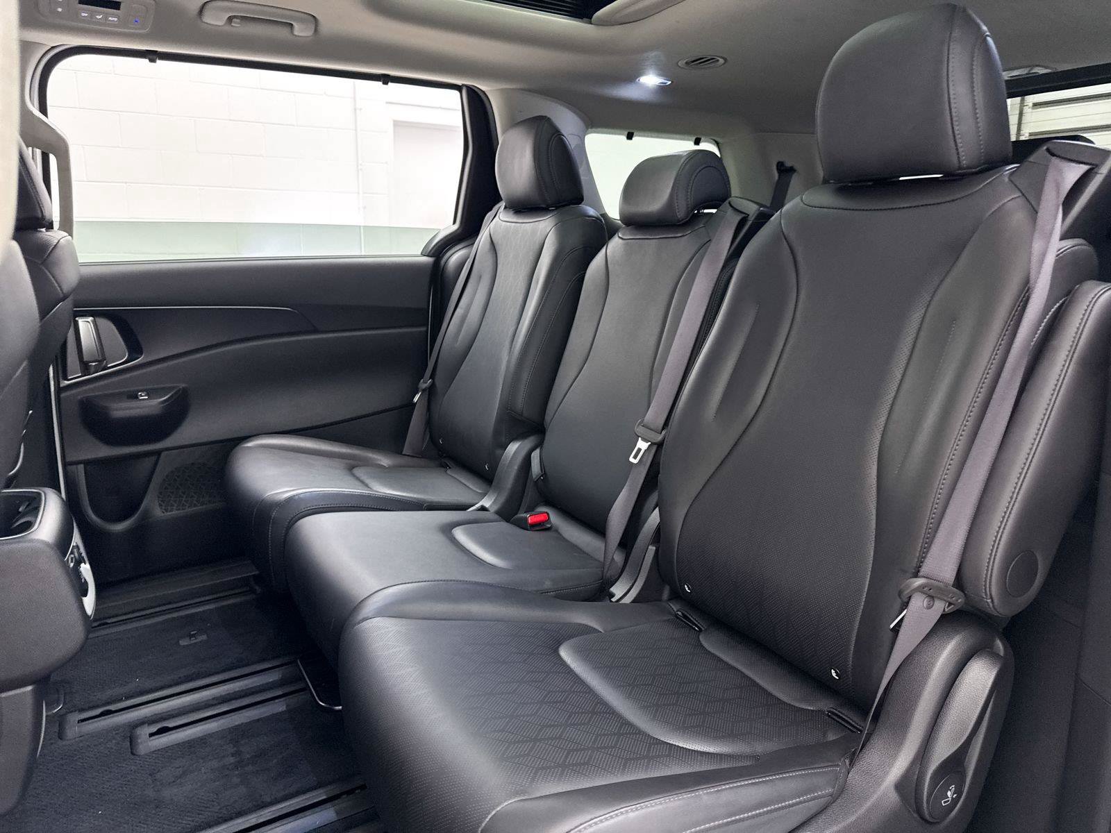 Certified 2025 Kia Carnival SX w/ SX Dark Edition Package FWD image 33