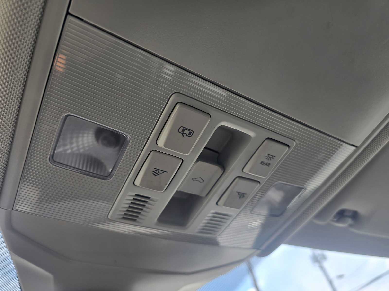 Used 2025 Volkswagen Jetta SE FWD image 32