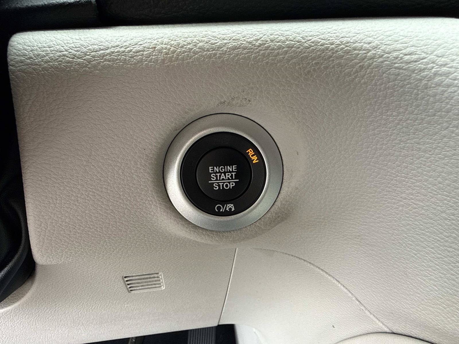 Used 2024 Chrysler Pacifica Limited FWD image 30