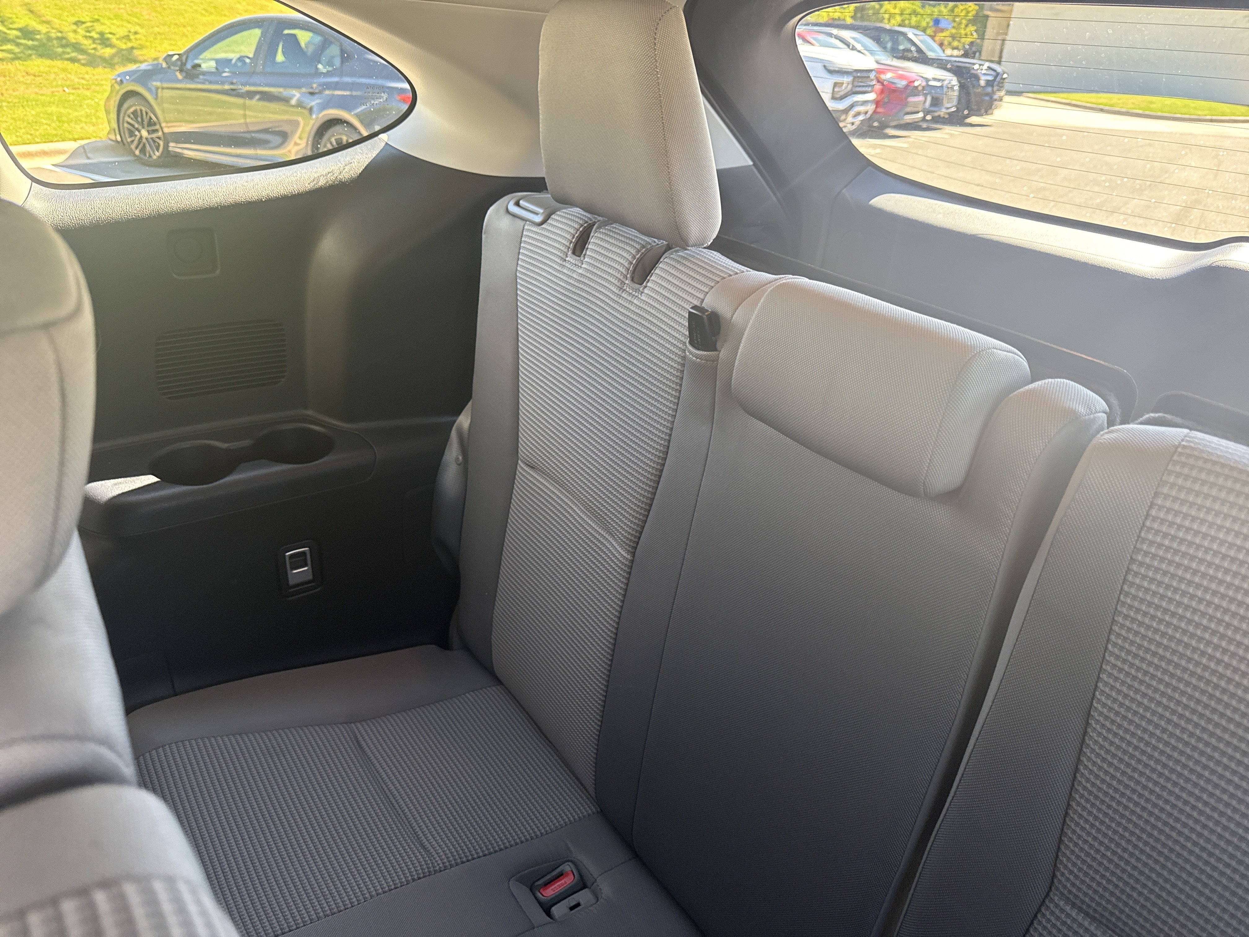 Used 2021 Toyota Highlander LE FWD image 31