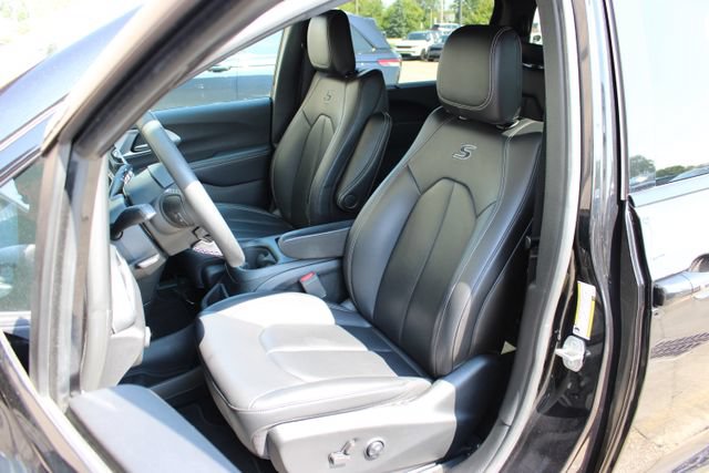 Used 2023 Chrysler Pacifica Touring-L w/ S Appearance Package AWD/4WD image 12