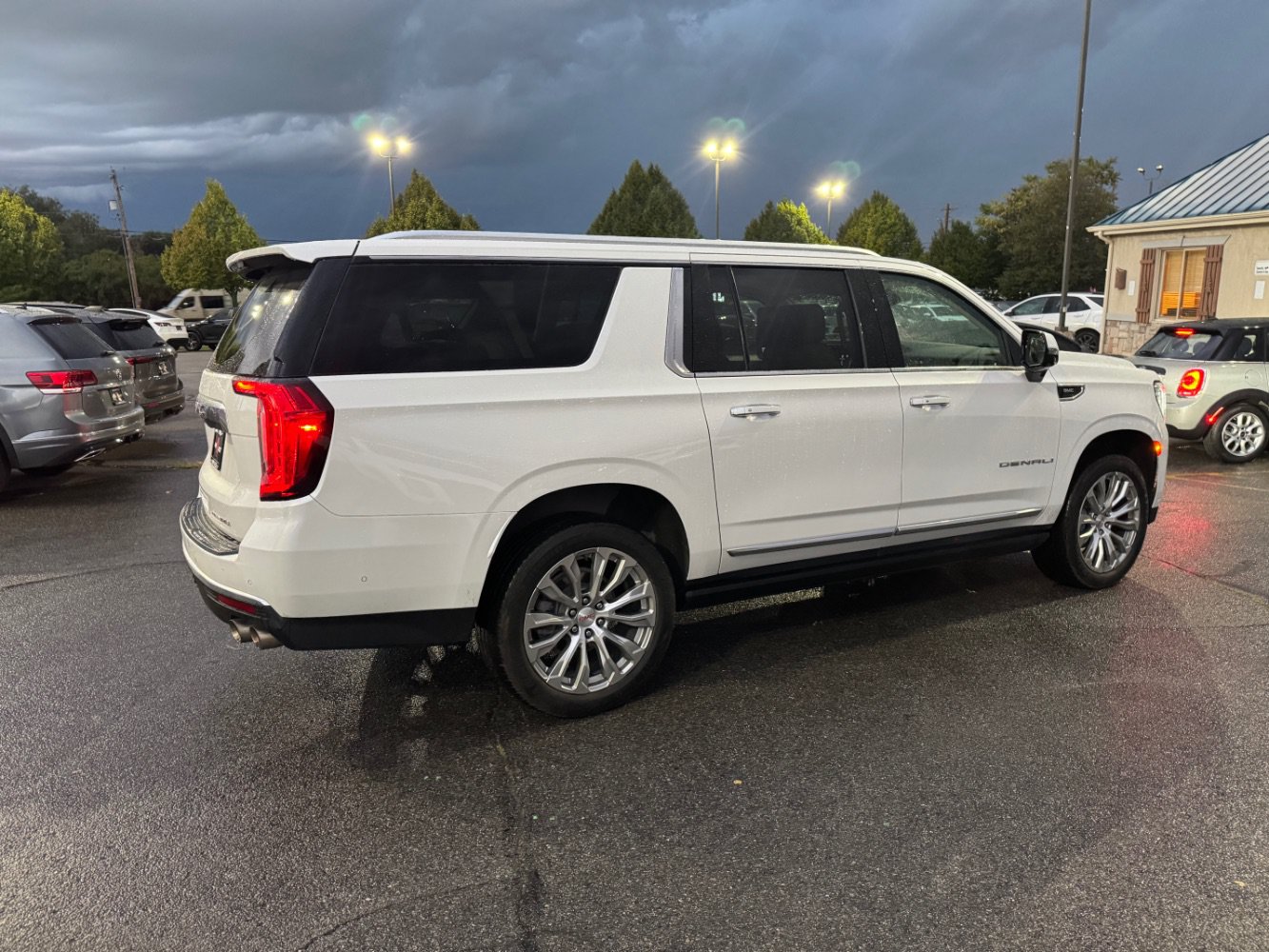 Used 2023 GMC Yukon XL Denali w/ Denali Reserve Package AWD/4WD image 5