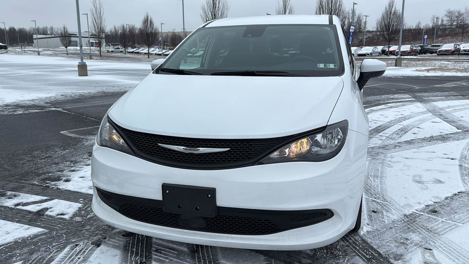 Used 2023 Chrysler Voyager LX image 15