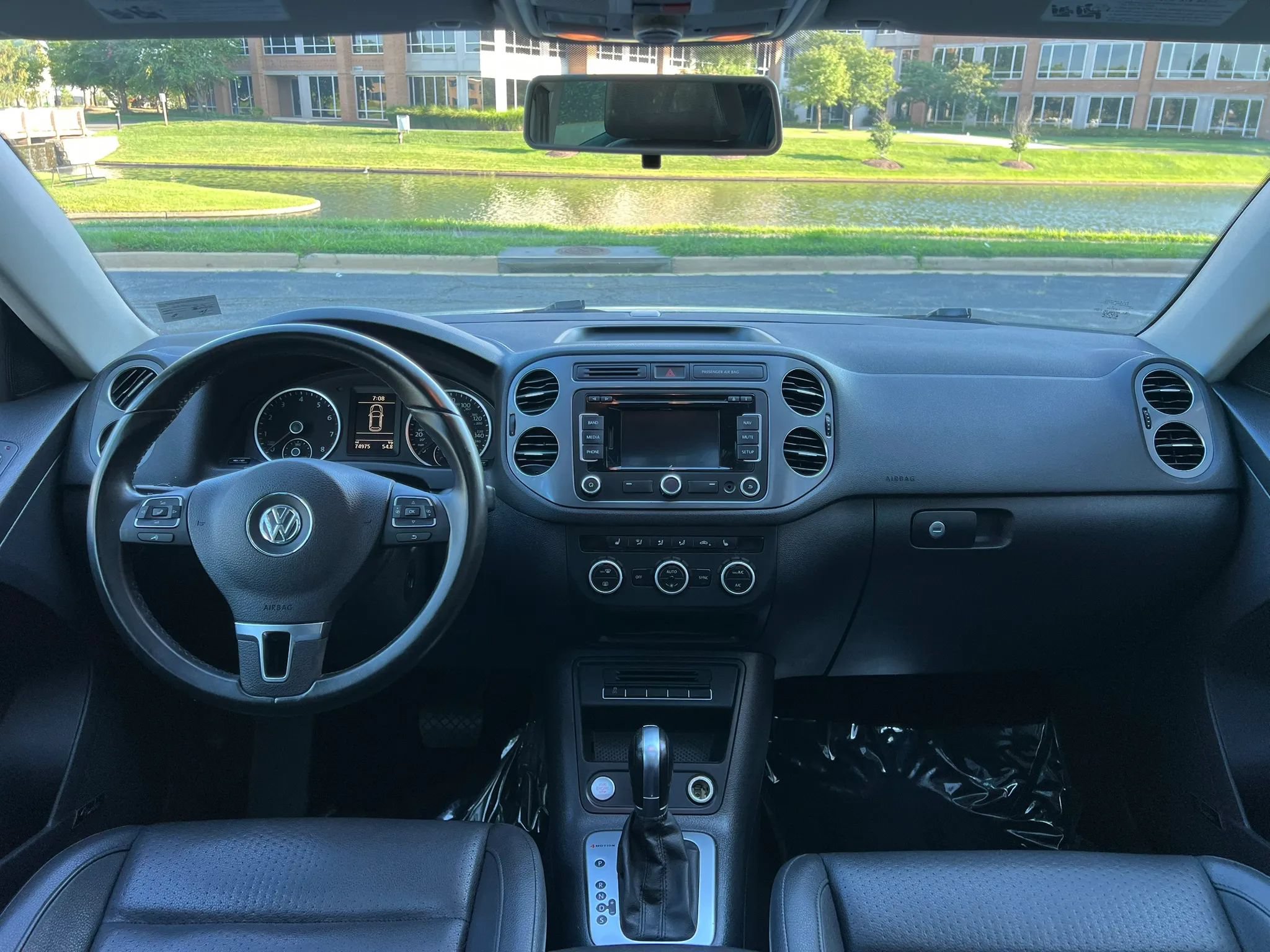 Used 2015 Volkswagen Tiguan SEL AWD/4WD image 15
