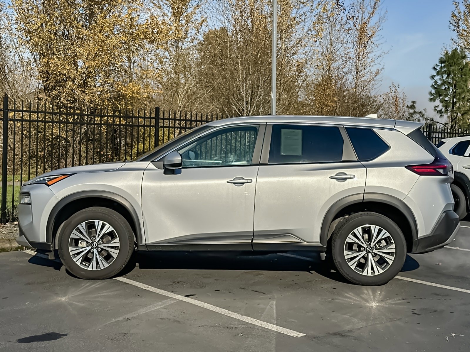 Used 2023 Nissan Rogue SV image 7