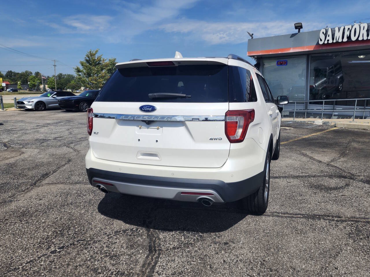 Used 2017 Ford Explorer XLT w/ Equipment Group 202A AWD/4WD image 11