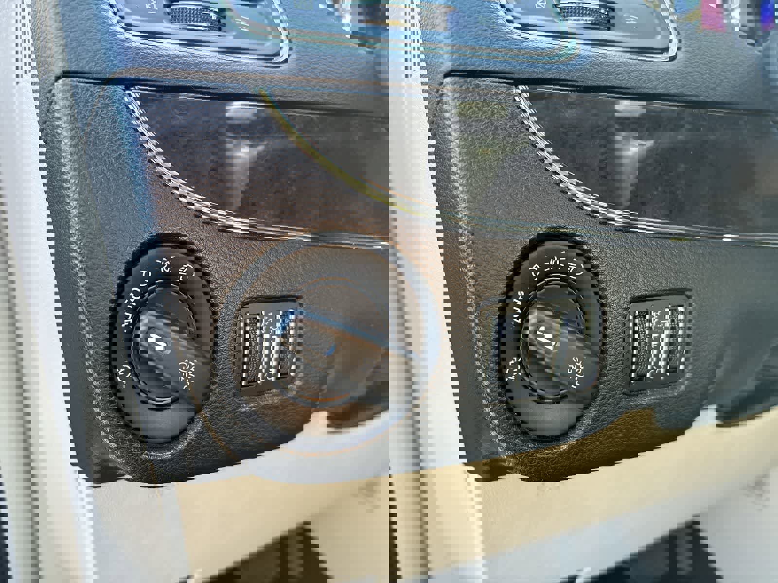 Used 2016 Chrysler Town & Country Touring image 6