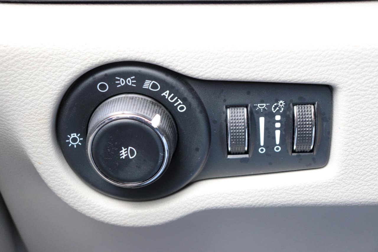 Used 2023 Chrysler Pacifica Touring-L image 50