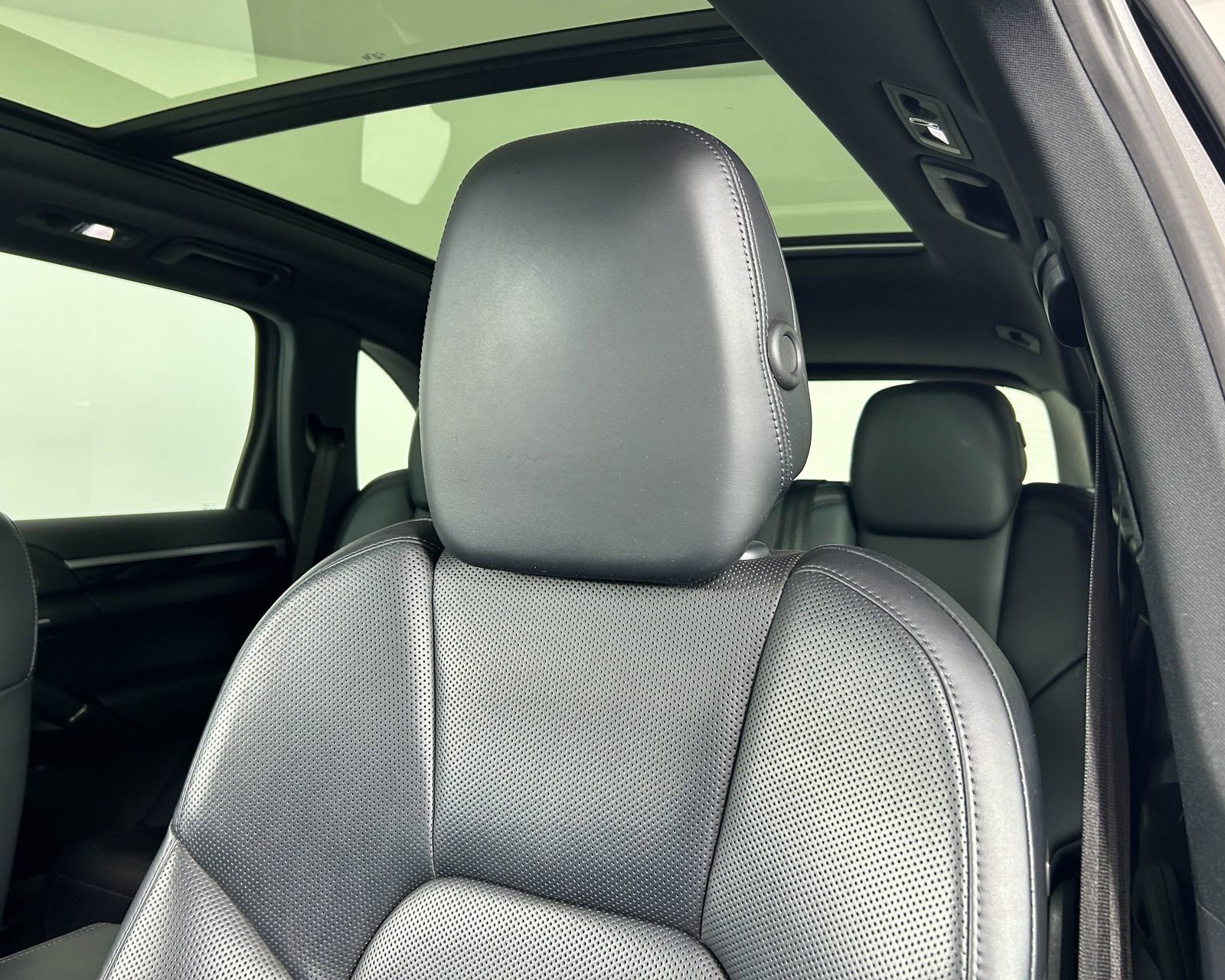 Used 2018 Porsche Cayenne AWD/4WD image 16