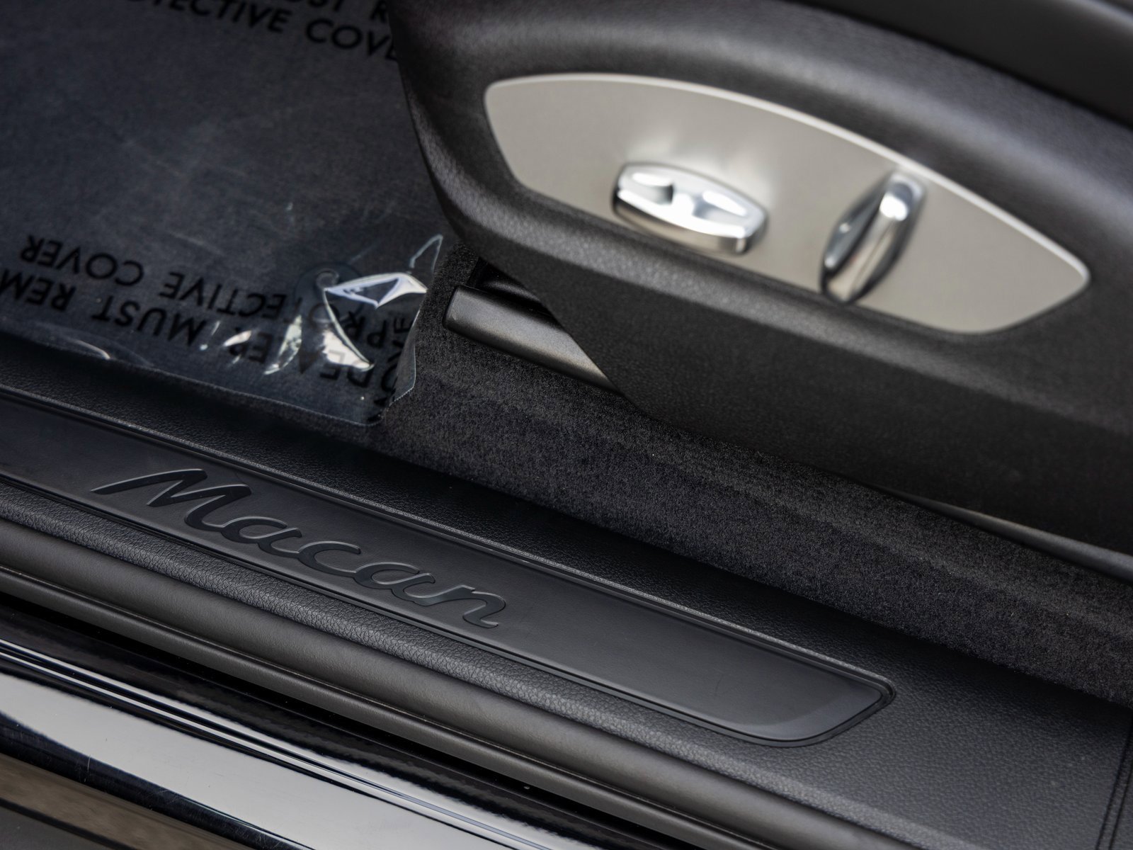 Certified 2025 Porsche Macan image 26