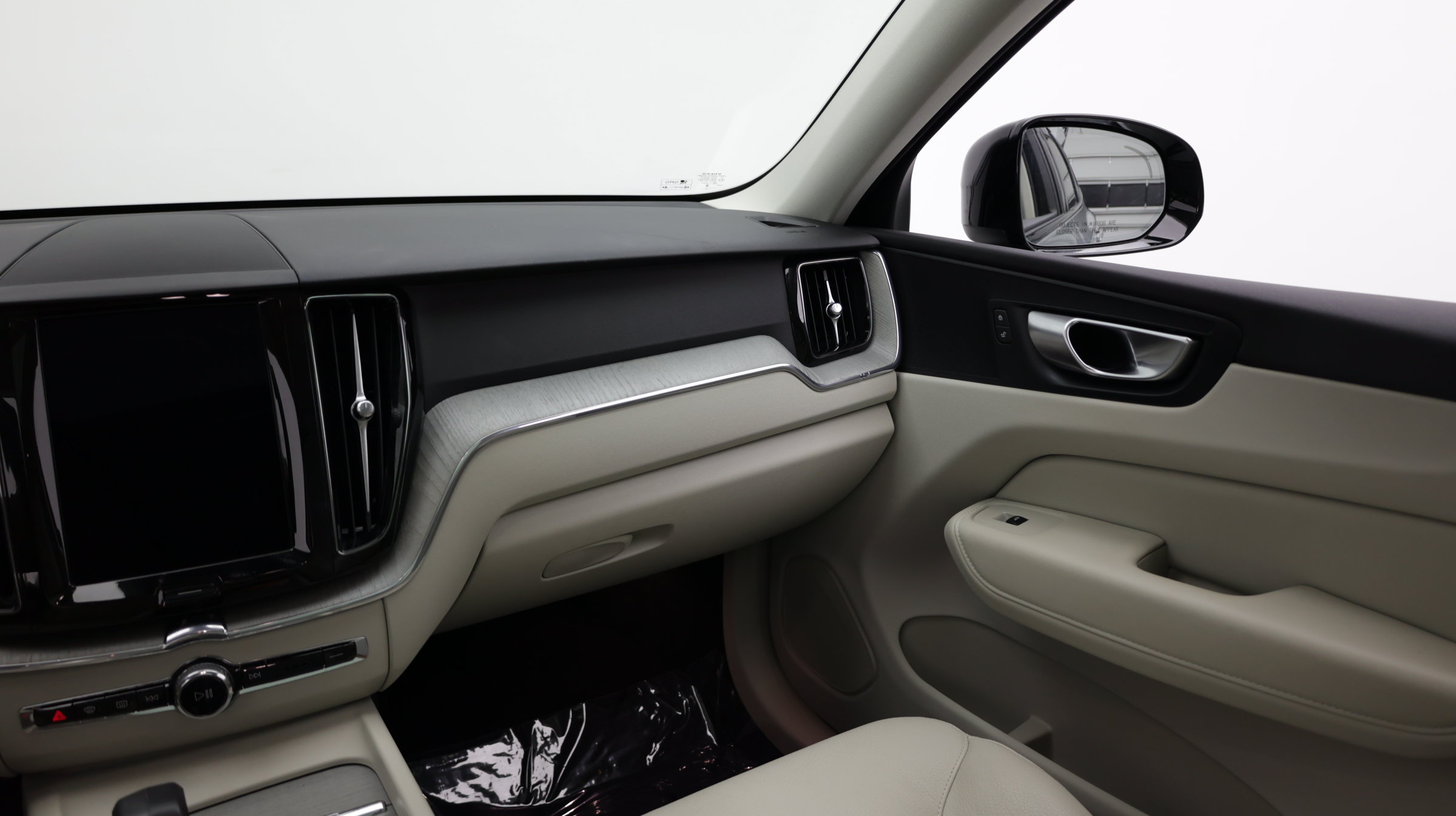 Used 2024 Volvo XC60 B5 Plus AWD/4WD image 28
