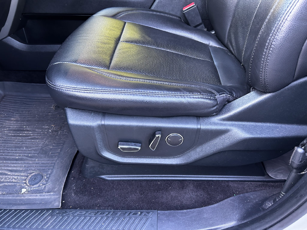 Used 2019 Ford Expedition XLT w/ Equipment Group 202A AWD/4WD image 27