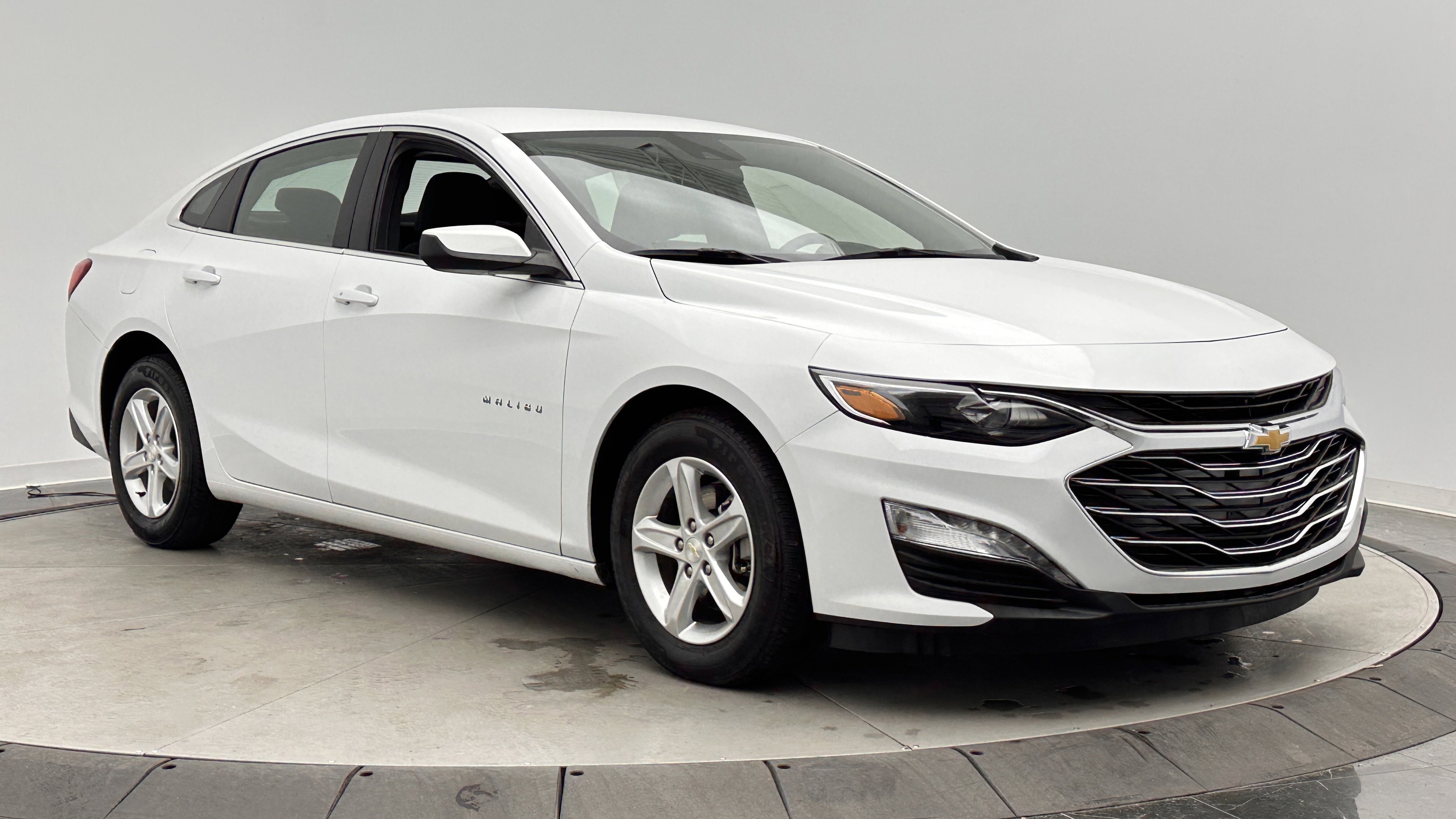 Used 2024 Chevrolet Malibu LT FWD image 3