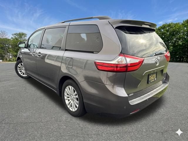 Used 2017 Toyota Sienna XLE FWD image 6