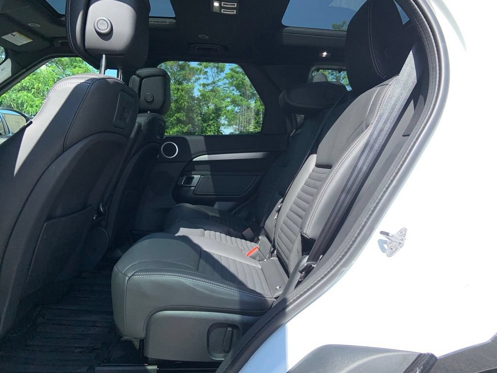 Certified 2025 Land Rover Discovery Dynamic SE AWD/4WD image 13