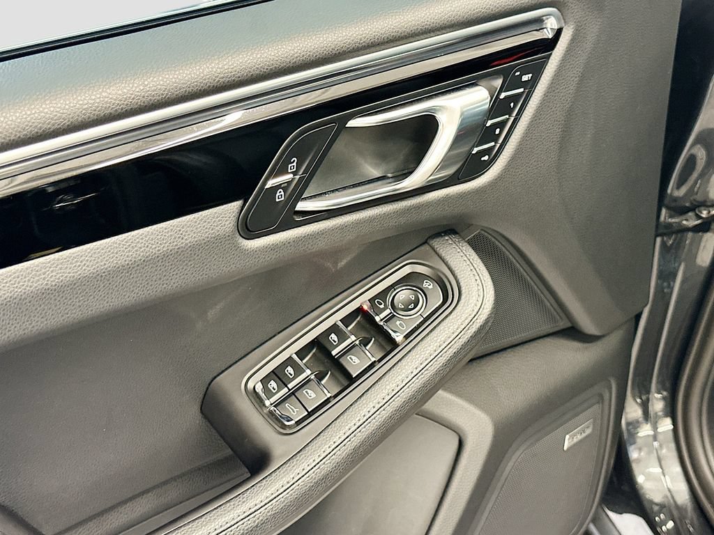 Certified 2022 Porsche Macan S AWD/4WD image 20