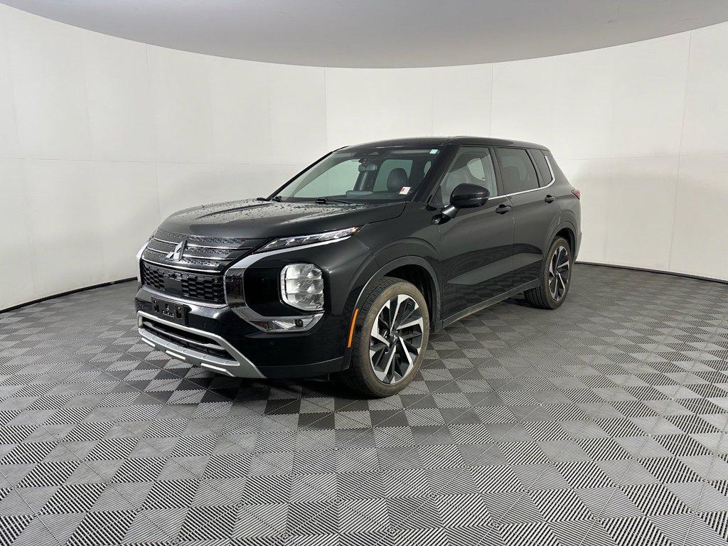 Used 2023 Mitsubishi Outlander SE image 2
