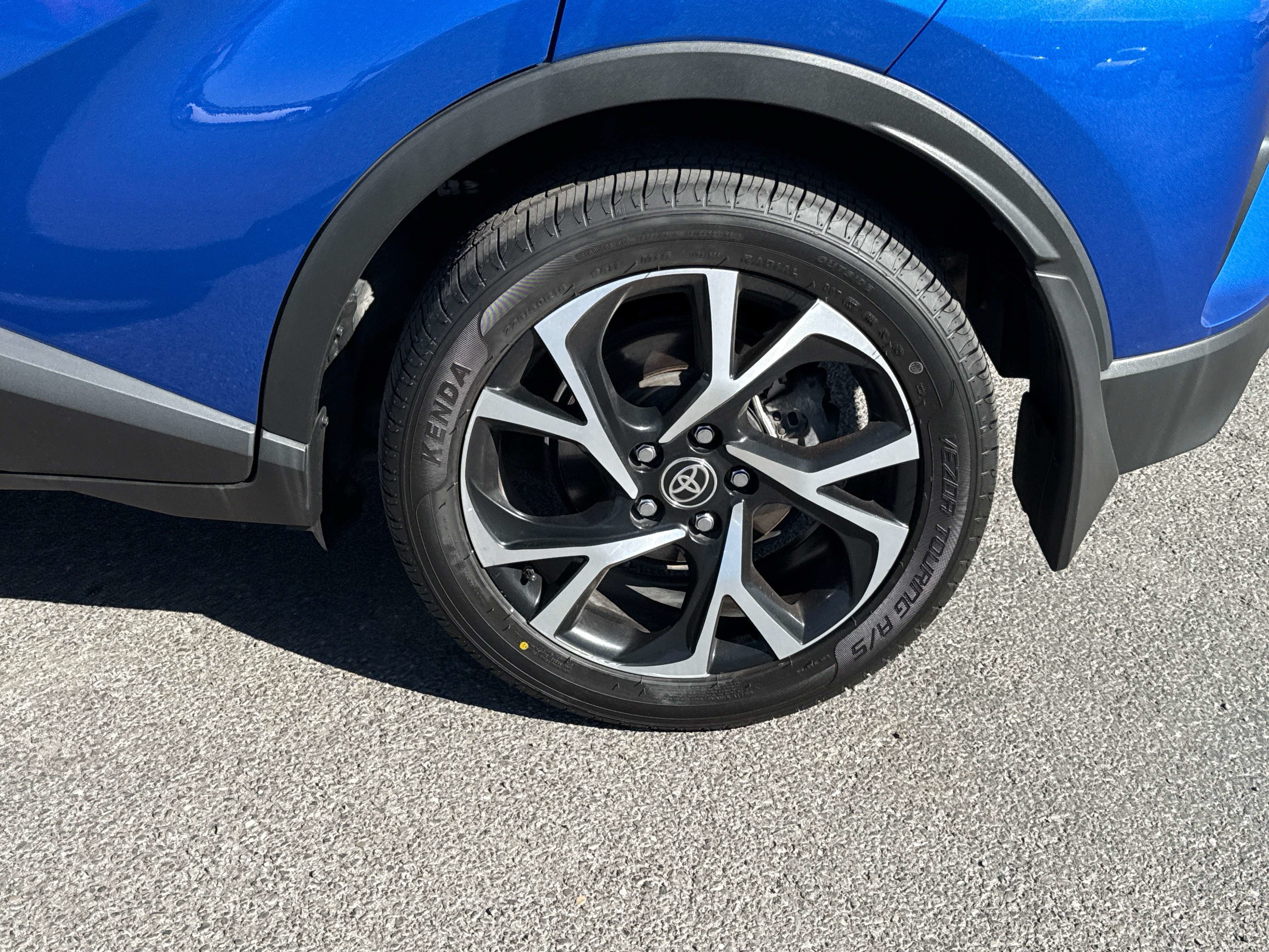 Used 2022 Toyota C-HR XLE FWD image 8