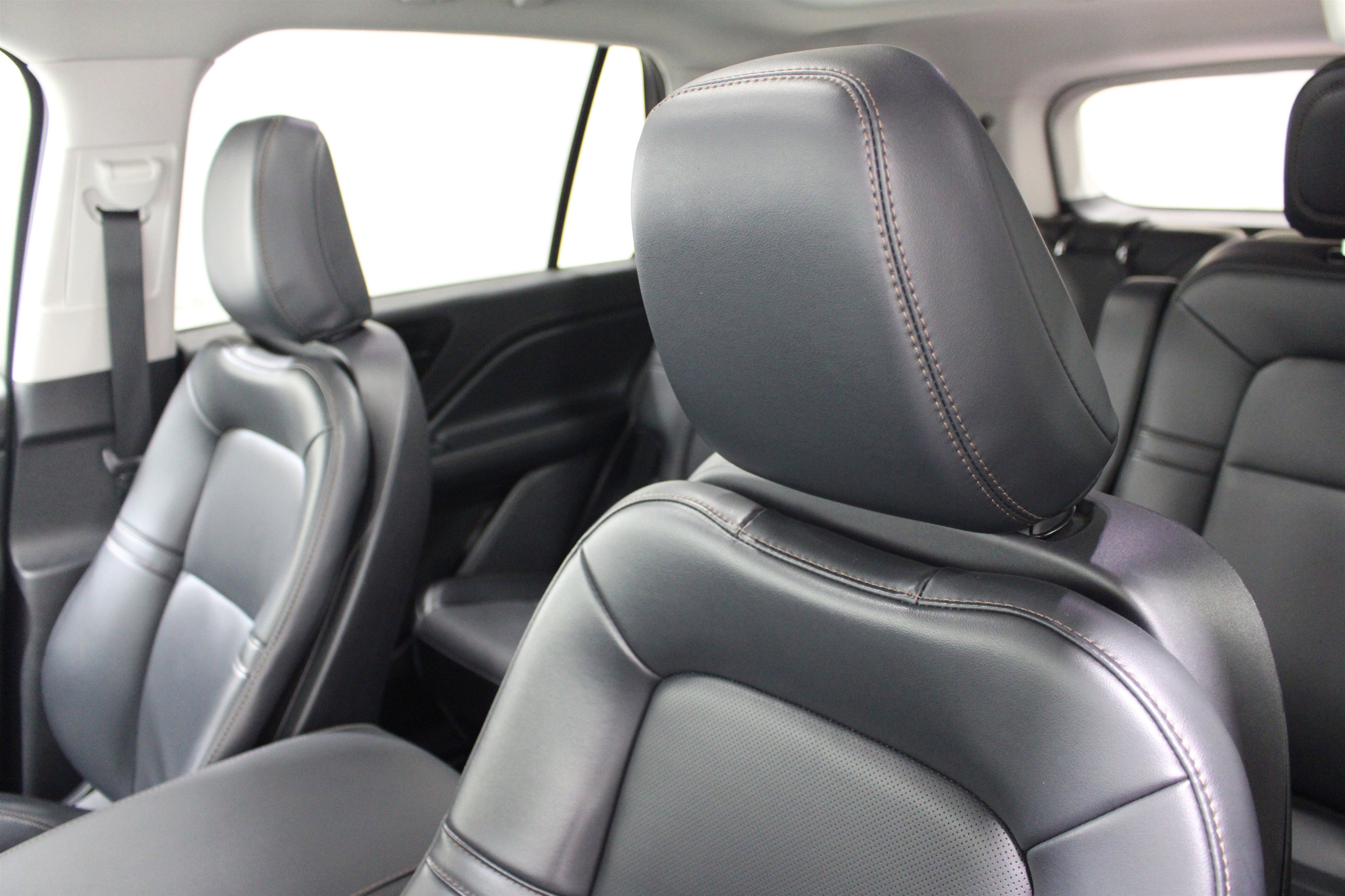 Used 2025 Lincoln Aviator AWD image 4