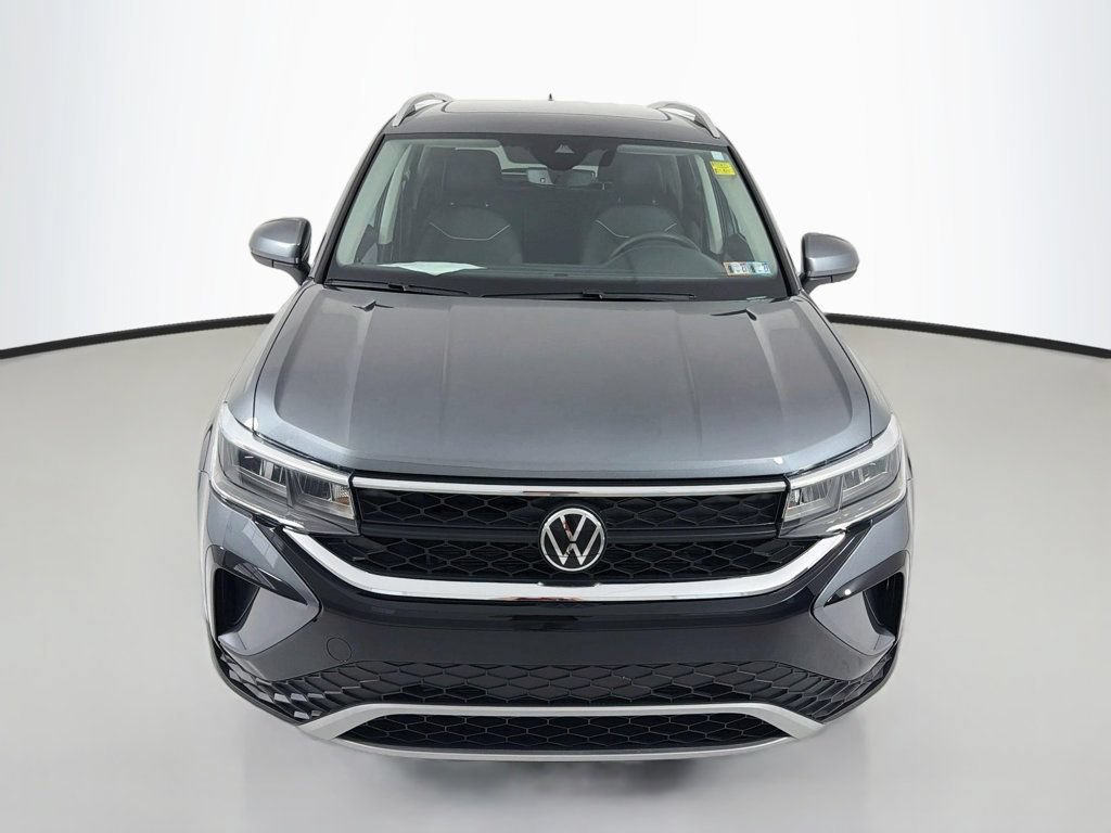 Used 2023 Volkswagen Taos SE w/ Panoramic Sunroof Package AWD/4WD image 2
