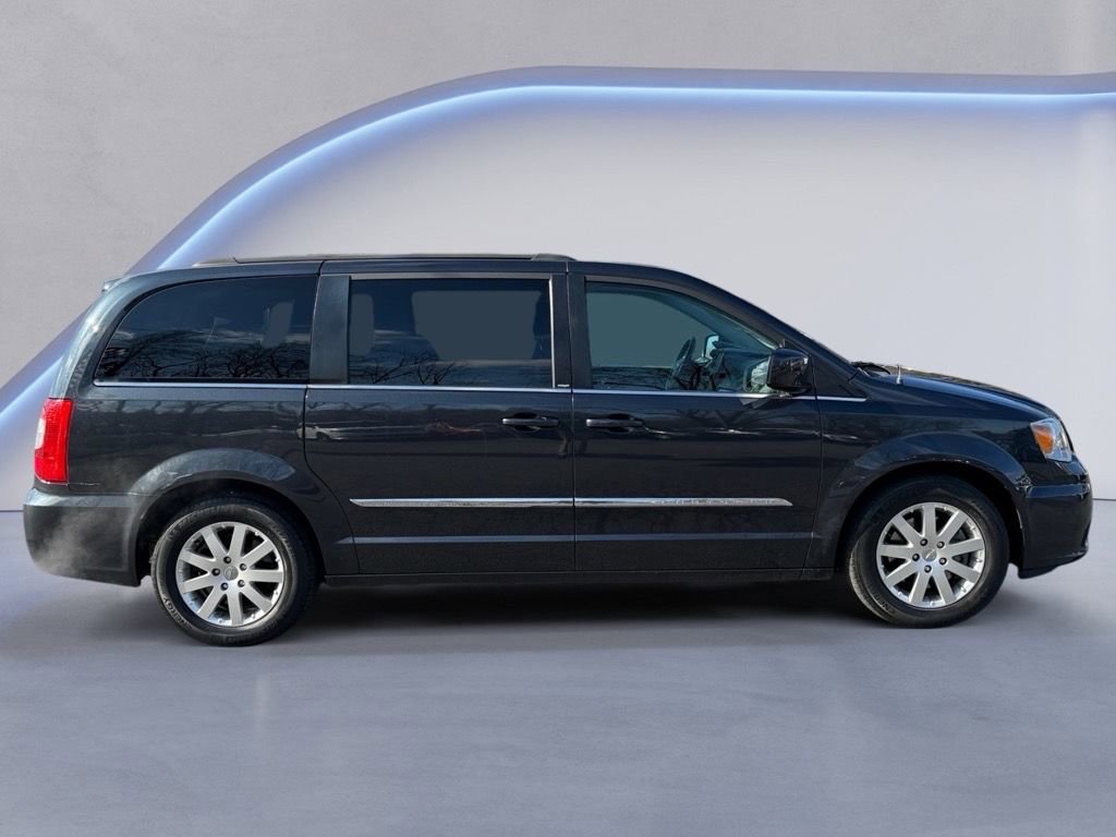 Used 2014 Chrysler Town & Country Touring image 2