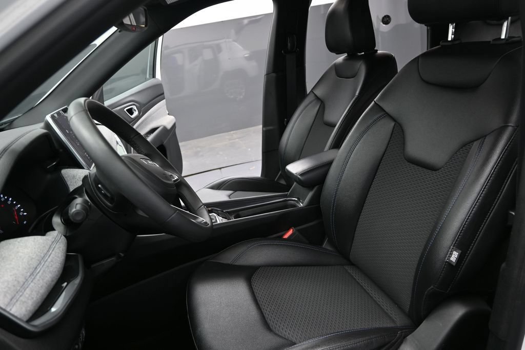 Used 2025 Jeep Compass Latitude AWD/4WD image 18