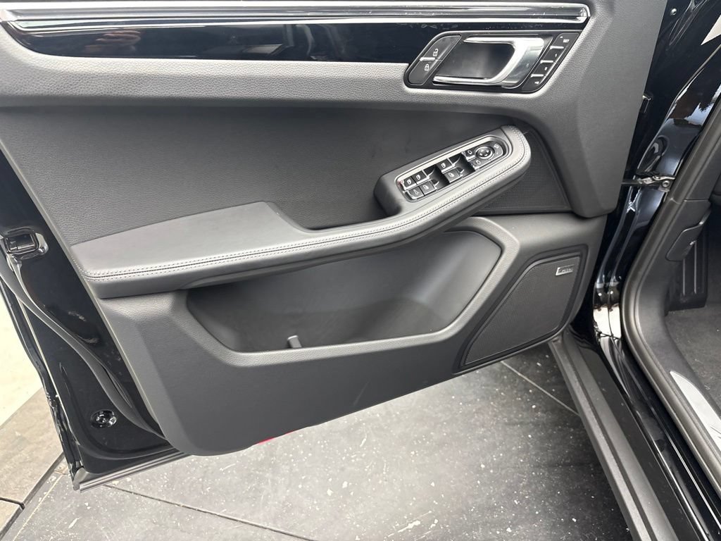 New 2026 Porsche Macan AWD/4WD image 4
