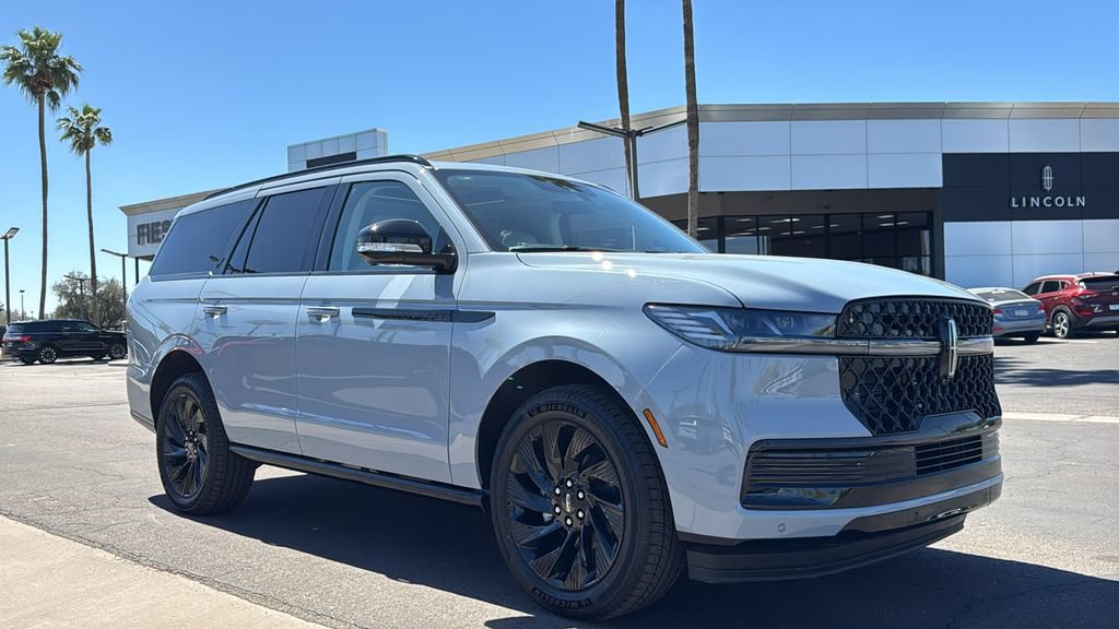 New 2026 Lincoln Navigator Reserve w/ Jet Appearance Package AWD/4WD image 2