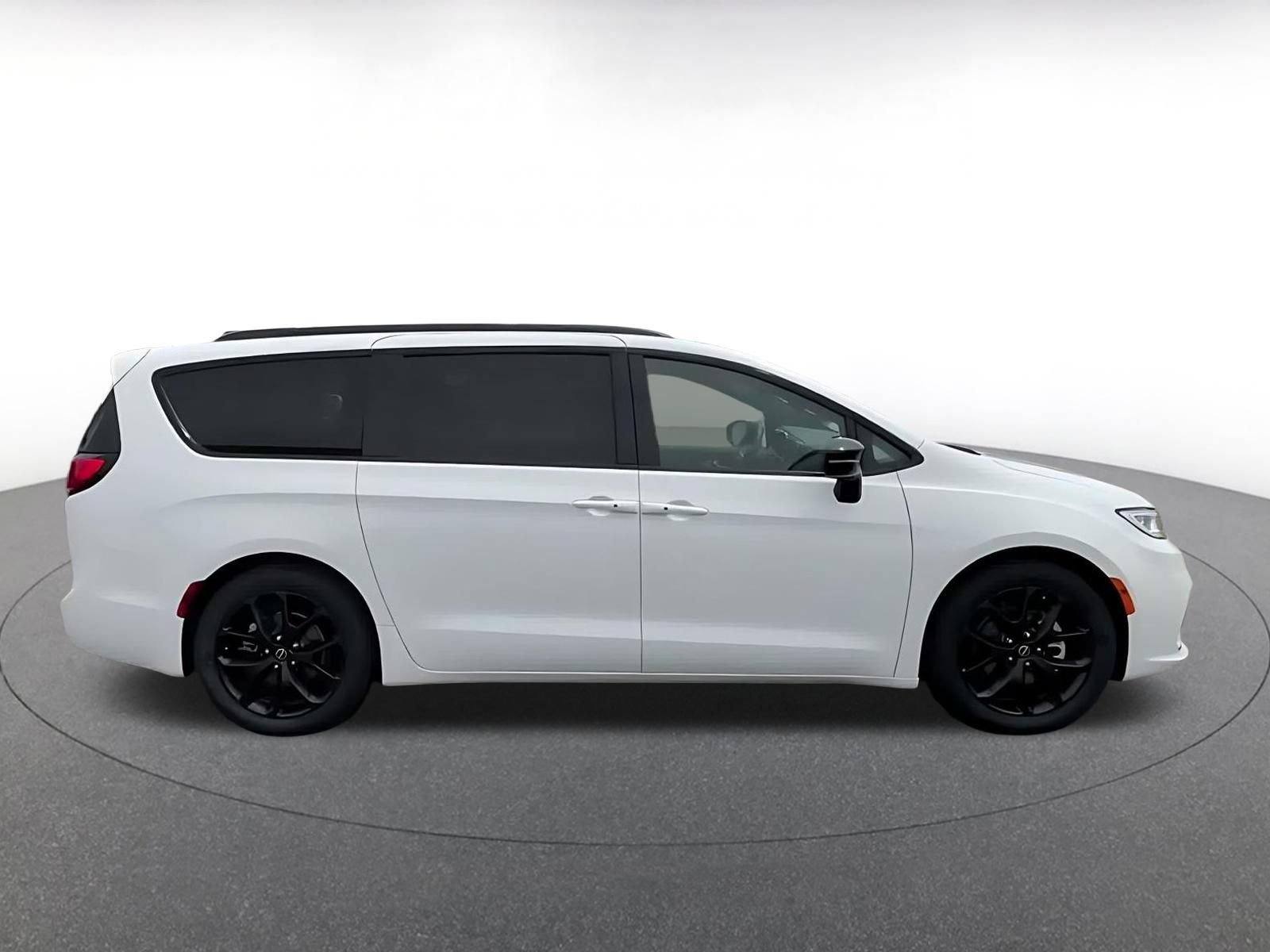 Used 2025 Chrysler Pacifica Limited FWD image 15