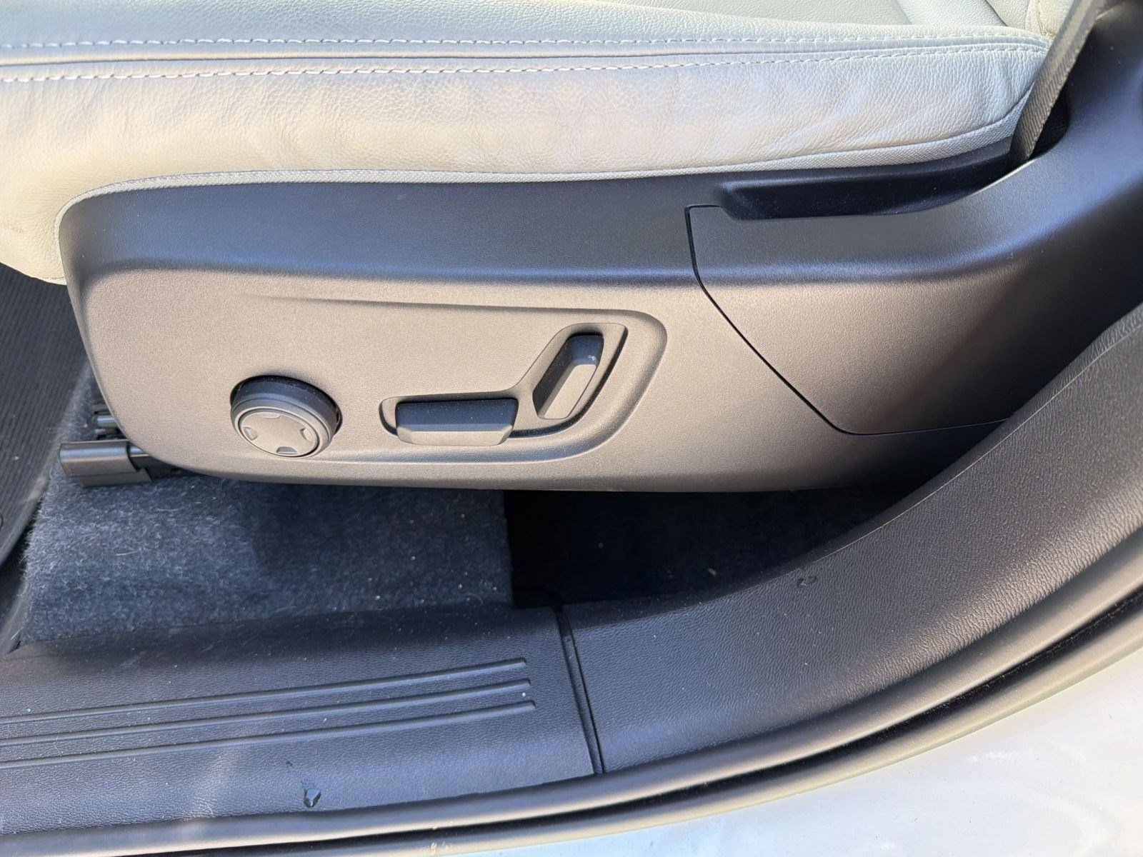 Certified 2023 Volvo XC40 B5 Plus w/ Protection Package Premier image 13