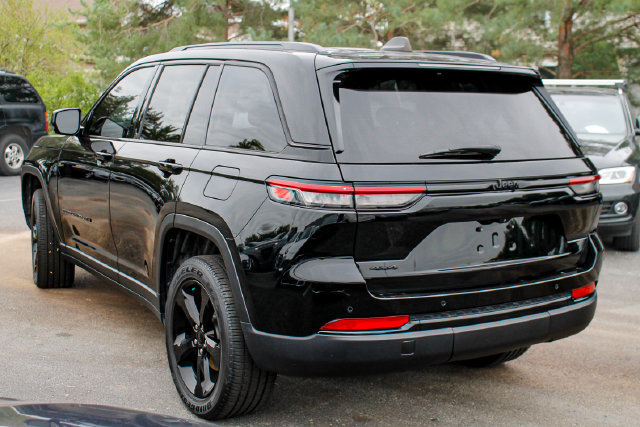 Used 2024 Jeep Grand Cherokee Altitude AWD/4WD image 28