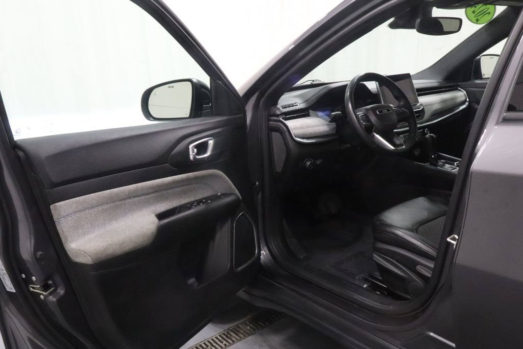 Used 2024 Jeep Compass Latitude AWD/4WD image 8