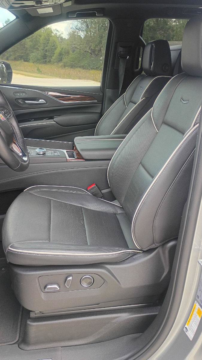 Used 2024 Cadillac Escalade Premium Luxury AWD/4WD image 10
