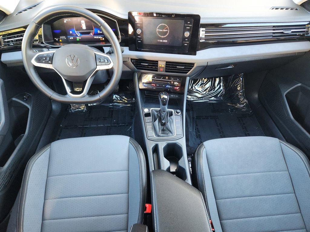 Certified 2025 Volkswagen Jetta SE w/ Sunroof Package image 10