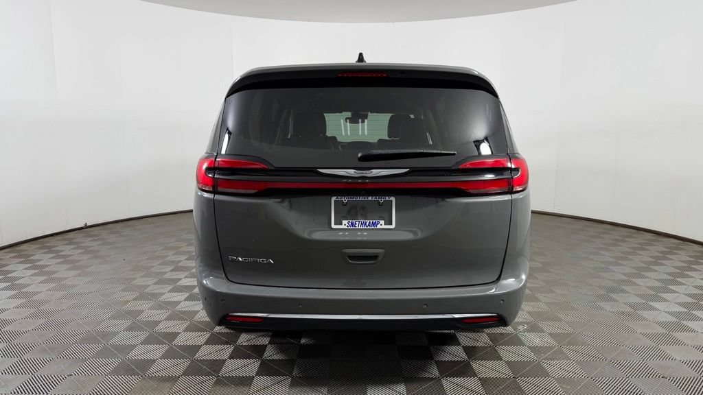Used 2023 Chrysler Pacifica Touring-L FWD image 7
