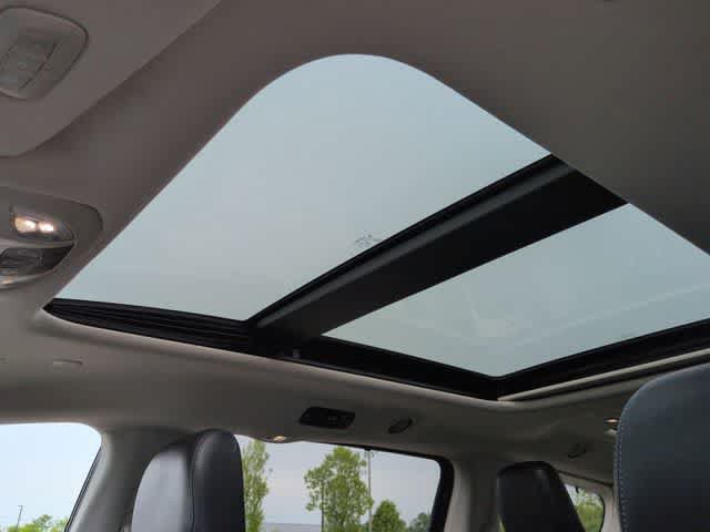 Used 2020 Chrysler Pacifica Limited w/ Advanced Safetytec Group FWD image 19