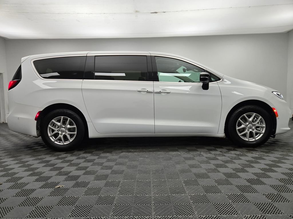 Used 2024 Chrysler Pacifica Touring-L image 7
